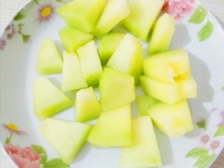 3、黄瓜哈密瓜汁,哈密瓜切小块备用