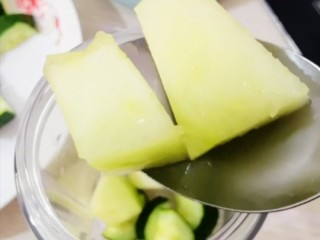 4、黄瓜哈密瓜汁,哈密瓜放入榨汁杯里