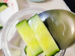 5、黄瓜哈密瓜汁,黄瓜放入榨汁杯里