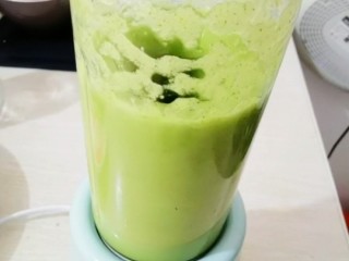 6、黄瓜哈密瓜汁,插上电源，榨成汁