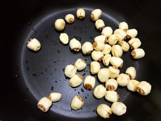 1、清火滋补之莲子双皮奶,莲子淘洗干净