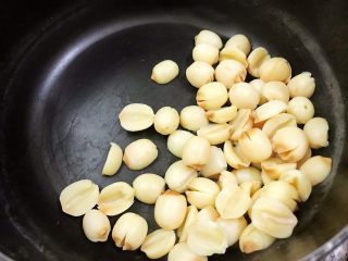 3、清火滋补之莲子双皮奶,煮至绵软后沥水