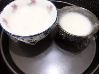 16、清火滋补之莲子双皮奶,盖上保鲜膜放入蒸格里，中小火蒸20分钟左右凝固即可