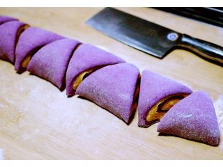 11、双薯花卷,用刀切成三角形