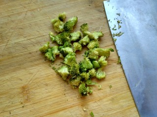 3、黎麦饭团,西兰花切小块