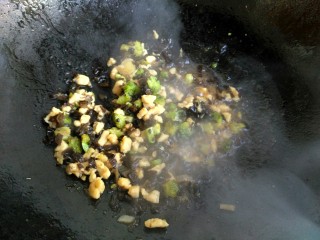 9、黎麦饭团,食材全部熟了,水收干,加少许盐翻炒均匀,就可以把火关掉了