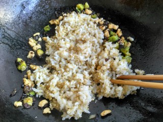 10、黎麦饭团,把焖好的黎麦饭和炒好的菜混合一起