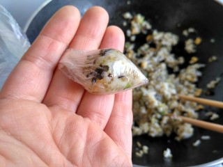 11、黎麦饭团,取一个保鲜袋,装入适量饭,用一角团成饭团即可