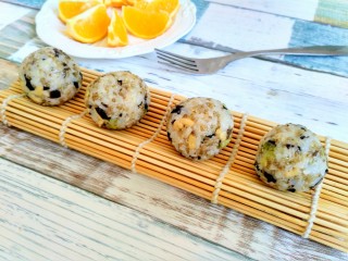 12、黎麦饭团,长期食用黎麦还可以预防疾病、抗癌、减肥、辅助治疗等功效,适于所有群体食用,尤其适于高血糖、高血压、高血脂、心脏病等慢性病。