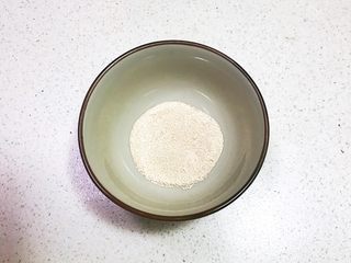 3、奶香豆沙饼,把3克酵母放入碗中