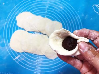 12、奶香豆沙饼,取一个面皮,放入一个豆沙