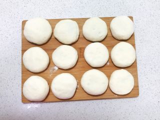 14、奶香豆沙饼,逐一包好的豆沙饼坯