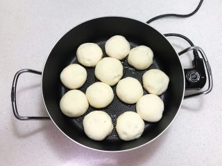 18、奶香豆沙饼,油温6分热的时候加入豆沙饼,全程小火烙制