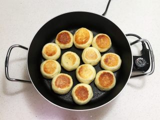 22、奶香豆沙饼,奶香豆沙饼熟了