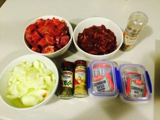 1、羊肉南瓜派,羊肉、羊腰、南瓜切入口块儿,洋葱切丝