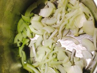 2、羊肉南瓜派,大锅到一点油,放入洋葱丝,中小火翻炒五分钟,看有点透明状成出待用