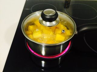 3、羊肉南瓜派,南瓜入沸水中火煮,软和即可。成出待用