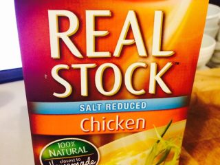 5、羊肉南瓜派,同时准备佐料,所有小料按比例放入碗中待用,鸡汤适量准备。