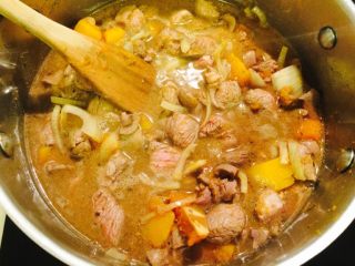 6、羊肉南瓜派,将所有食物放入同一锅中,加香菜,加入佐料搅匀,放入鸡汤开煮吧!煮开后小火炖一下,同时将玉米粉加水调匀放入锅中。