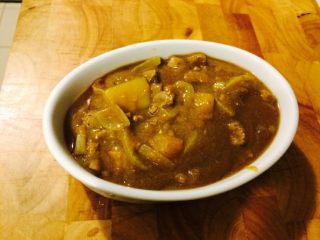 7、羊肉南瓜派,等到差不多汤汁浓稠后可关火,分别放入烘焙碗中。不要放太满,要不然烤的过程中汤容易溢出!