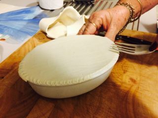 9、羊肉南瓜派,盖上后可以用刀刮或切出边,再用叉子封一下边。