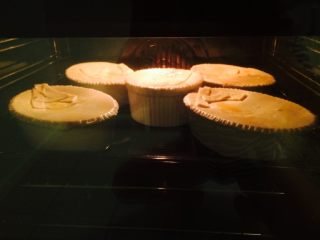 11、羊肉南瓜派,剩下的酥皮不想浪费,用刀切出条形,做出了每个人名字的大写字母。鸡蛋打散用刷子刷在表面 烤完后颜色会更漂亮~