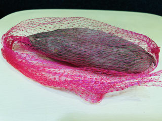 1、红薯圆子,超市买的小红薯????，两小根就可以做一盘的圆子了；