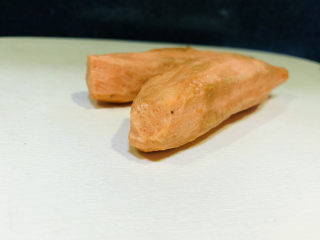 2、红薯圆子,红薯洗净，削皮；