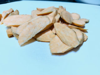 3、红薯圆子,把红薯切成薄片，越薄越容易蒸熟；