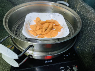 4、红薯圆子,把切好的薄片放这盘子里，上锅蒸；