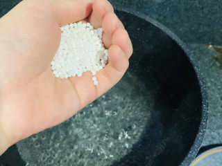 5、红薯圆子,蒸红薯的时候，就可以另起锅烧水，水开后放入西米，煮沸，关火焖，再煮沸，再焖，一直循环，直到西米透明；