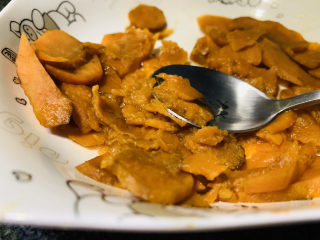 6、红薯圆子,红薯用勺子轻压成泥，就可以出锅了；