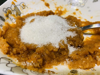 8、红薯圆子,撒上白糖；