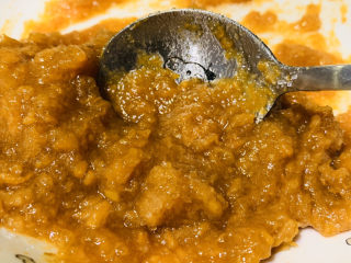 9、红薯圆子,将白糖和红薯搅拌均匀；