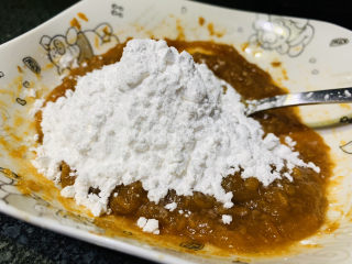 10、红薯圆子,添加适量木薯淀粉，木薯淀粉逐步加，视情况，想Q弹多放点，放软糯少放些；