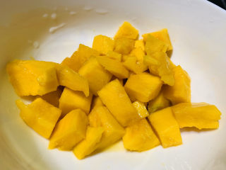 15、红薯圆子,一个芒果????切粒备用；