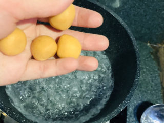 16、红薯圆子,锅里水煮沸，放入红薯圆子，吃不完的圆子可以冰冻起来，下次吃；