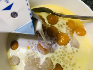 19、红薯圆子,倒入一盒牛奶，圆子芒果是甜味的，如果喜欢甜，再加些白糖；