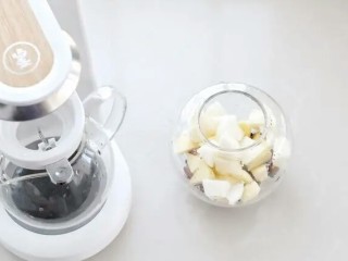 2、水果玫瑰花茶,苹果、玫瑰花、红茶、冰糖都放进茶饮机的泡茶壶中