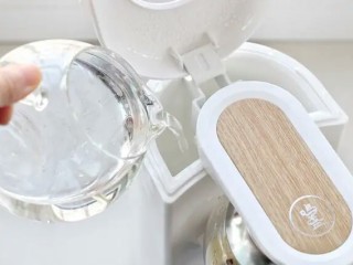 3、水果玫瑰花茶,用下面的玻璃杯装水倒进茶饮机的水箱里