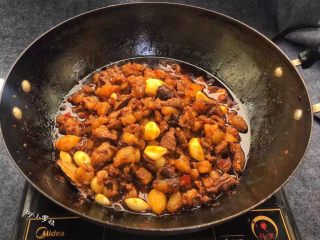 12、红烧牛肉面,调小火，慢慢把啤酒焖至收汁，收汁就是把汤汁收浓稠干净，而达到入味的目的。