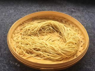 15、红烧牛肉面,准备新鲜湿面（面条）2人份的。