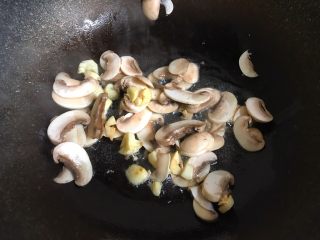 6、奶油培根意大利面,加入蘑菇翻炒