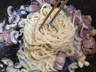 14、奶油培根意大利面,用筷子搅拌均匀