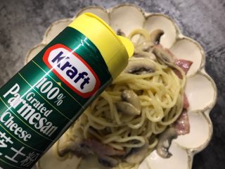 15、奶油培根意大利面,装盘加入芝士粉