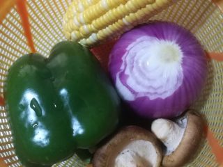 7、鲜虾火腿披萨,7.洗干净青椒洋葱等食材。