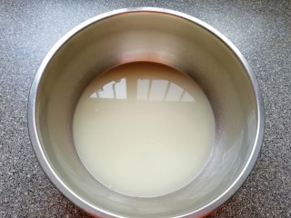 1、韭菜素馅包子,盆里倒入温水，加入发酵粉、泡打粉和糖混合均匀。