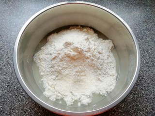 2、韭菜素馅包子,加入面粉。