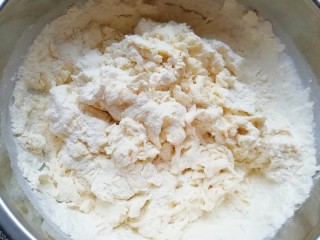 3、韭菜素馅包子,用筷子挑拌成絮状。