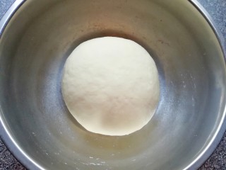 4、韭菜素馅包子,揉成光滑的面团，盖上保鲜膜发酵至两倍大。